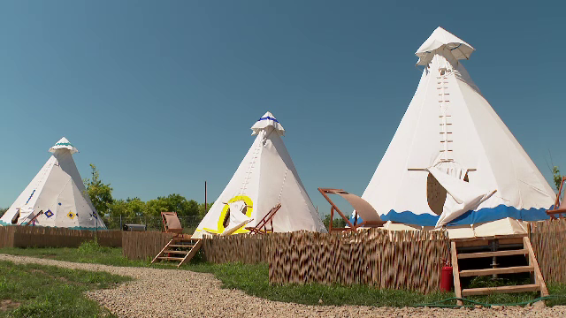 Glamping-ul începe să prindă și la români. Cât costă să stai la cort pe plajă, cu baie, TV și aer condiționat