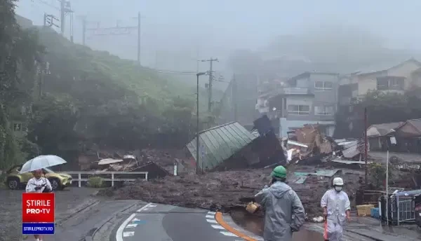 Dezastru în Japonia, în urma unei alunecări de teren. 2 persoane au murit și 20 sunt date dispărute. FOTO
