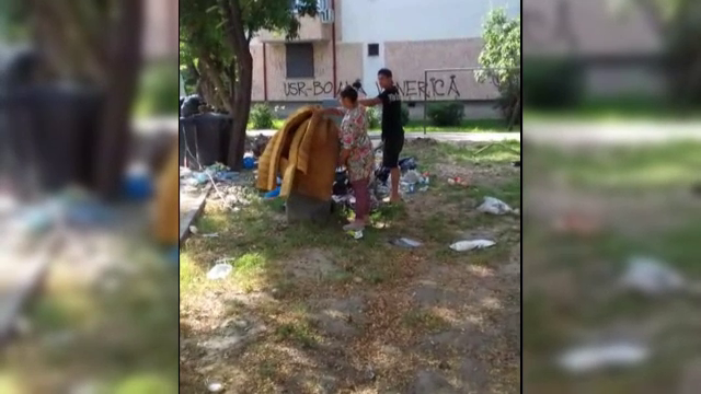 Doi cetățeni din Craiova au fost puși de polițiști să strângă gunoiul pe care îl aruncaseră. Ce amendă au primit