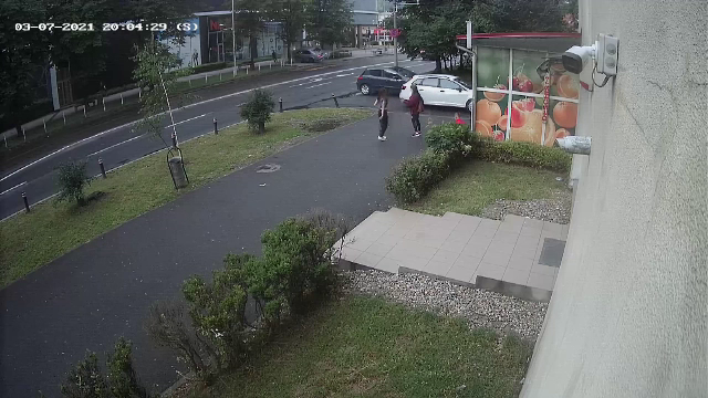 Doi tineri, soț și soție, zdrobiți de o mașină într-o stație de autobuz din Baia Mare. Femeia e în comă, cu un picior retezat