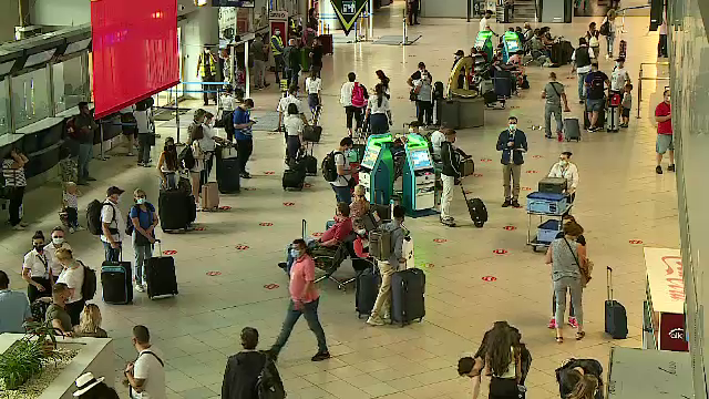 Efectele pandemiei încă se simt în aeroporturi. Ce trebuie să știi dacă zbori în străinătate