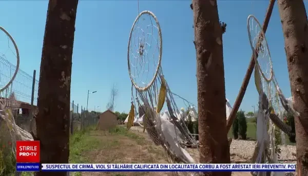 Glamping-ul începe să prindă și la români. Cât costă să stai la cort pe plajă, cu baie, TV și aer condiționat