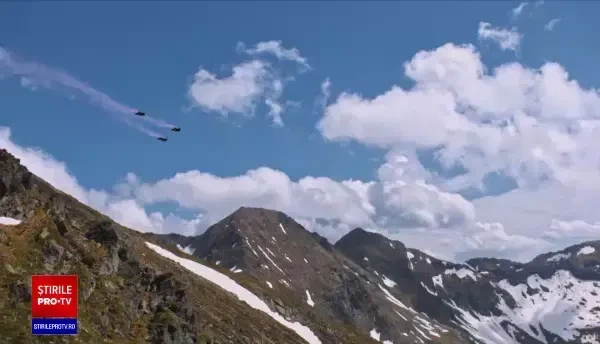 Spectacol pe cer, la deschiderea Transfăgărășanului. Trei sportivi au zburat deasupra șoselei, în costume speciale
