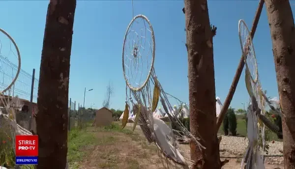 Glamping-ul începe să prindă și la români. Cât costă să stai la cort pe plajă, cu baie, TV și aer condiționat