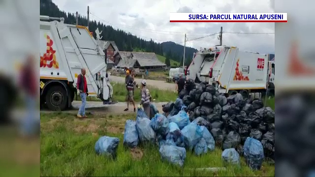Peste 100 de voluntari au adunat gunoaiele din zona turistică Padiş, din Munții Apuseni