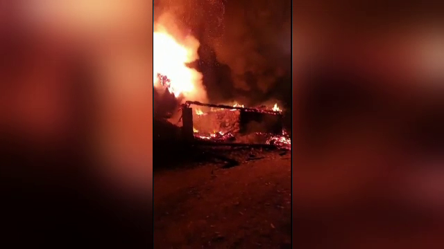 Incendiu puternic în județul Alba. Un adăpost de animale, o magazie de lemne și un șopron, cuprinse de flăcări uriașe