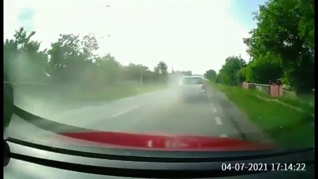 Trei mașini au fost avariate, după ce unul dintre șoferi a încercat o depășire. Imaginile, surprinse de camera de bord