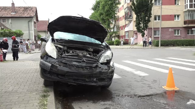 Două mașini s-au izbit în Alba Iulia. Unul dintre șoferi era beat și nu ar fi acordat prioritate