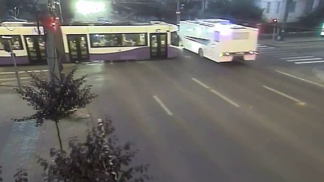 Dubă cu 13 deținuți, lovită de un tramvai, la Timișoara. Mașina penitenciarului circula pe contrasens