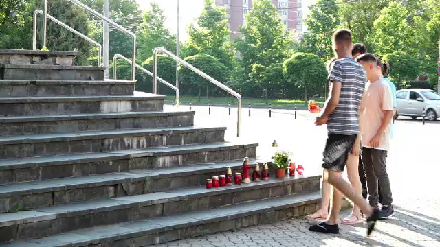 Au fost aprinse lumânări în fața Judecătoriei din Baia mare, după ce șoferul care a zdrobit 2 soți a fost eliberat