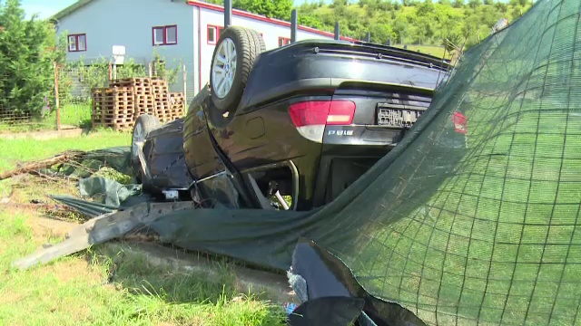 O tânără care și-a luat permisul acum 2 luni s-a răsturnat cu mașina într-o curte. Vehiculul, distrus aproape în totalitate