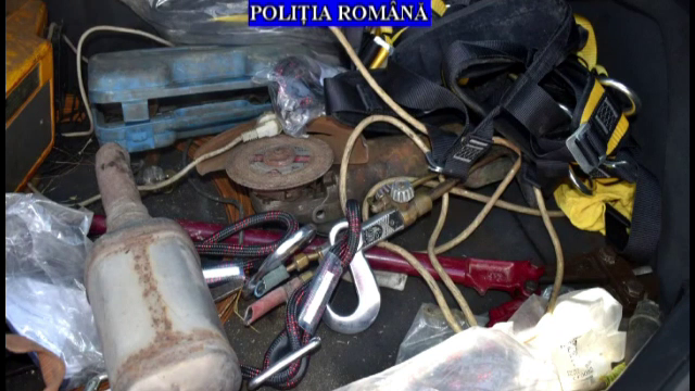 Zeci de catalizatoare furate au fost găsit la percheziții, în Ploiești. Cum acționau