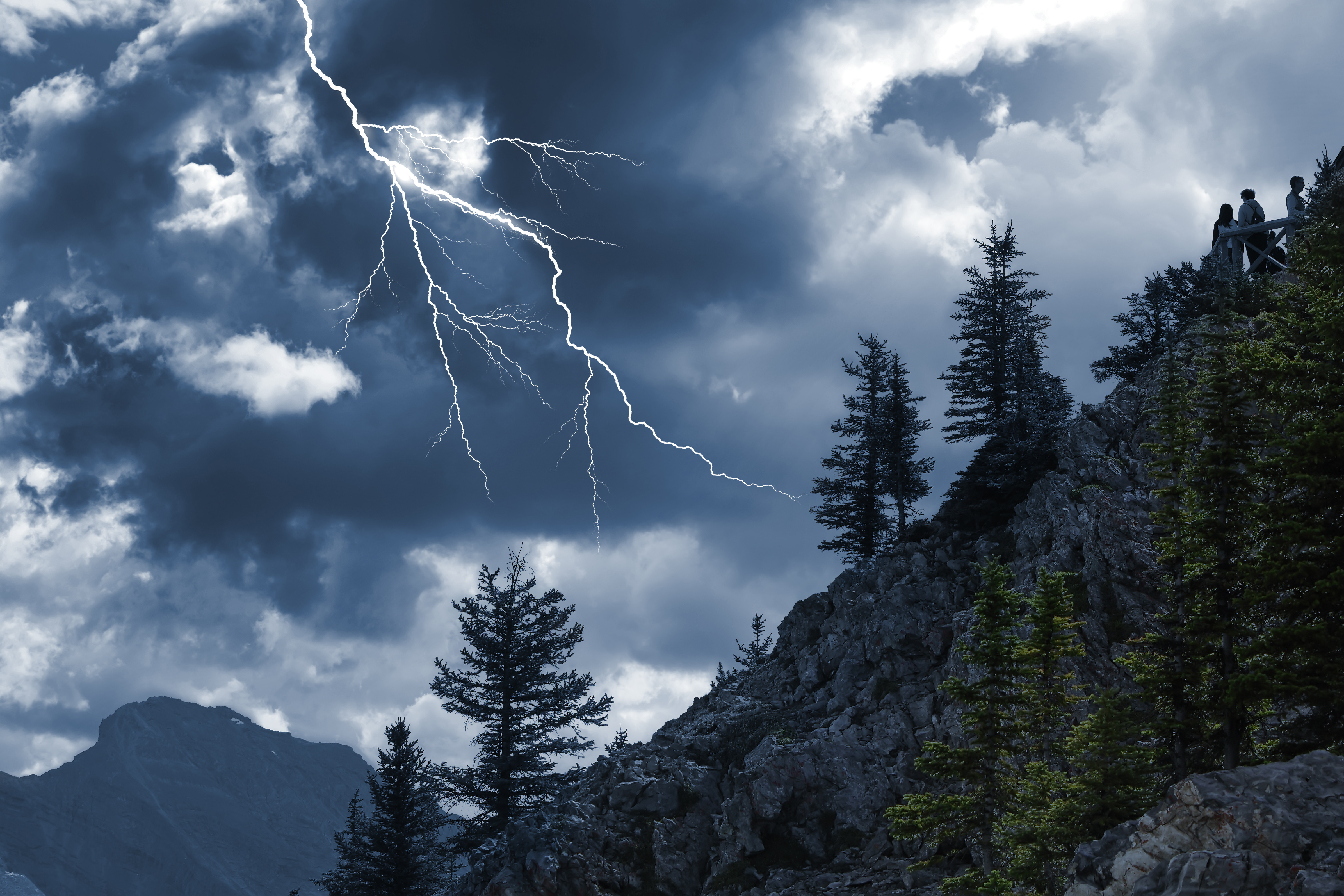 Un bărbat care lucra ca cioban în timpul verii, a murit lovit de fulgere