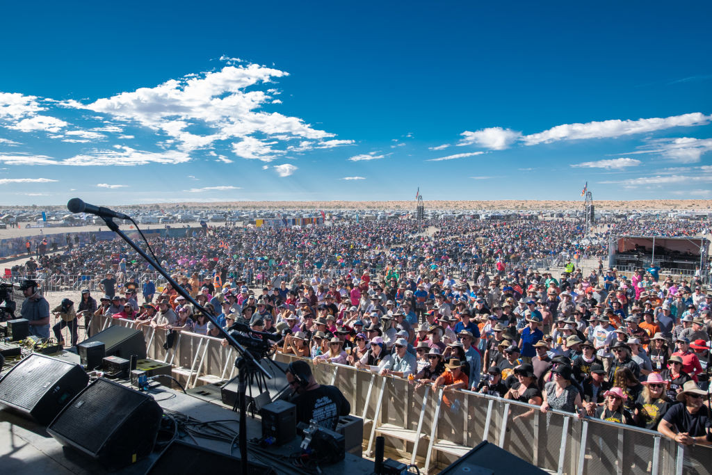 Mii de persoane participă la festivalul de muzică Big Red Bash din Australia, care se desfășoară în deșert