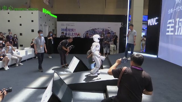 Roboți care joacă șah, fac masaj sau udă flori, prezentați la Conferința Mondială de Inteligență Artificială din Shanghai