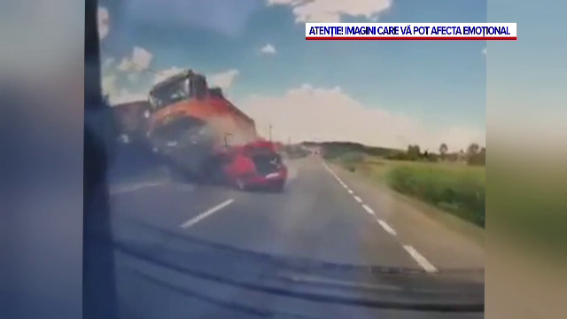 Momentul în care o familie este spulberată de un camion în Cluj, surprins de o cameră de bord