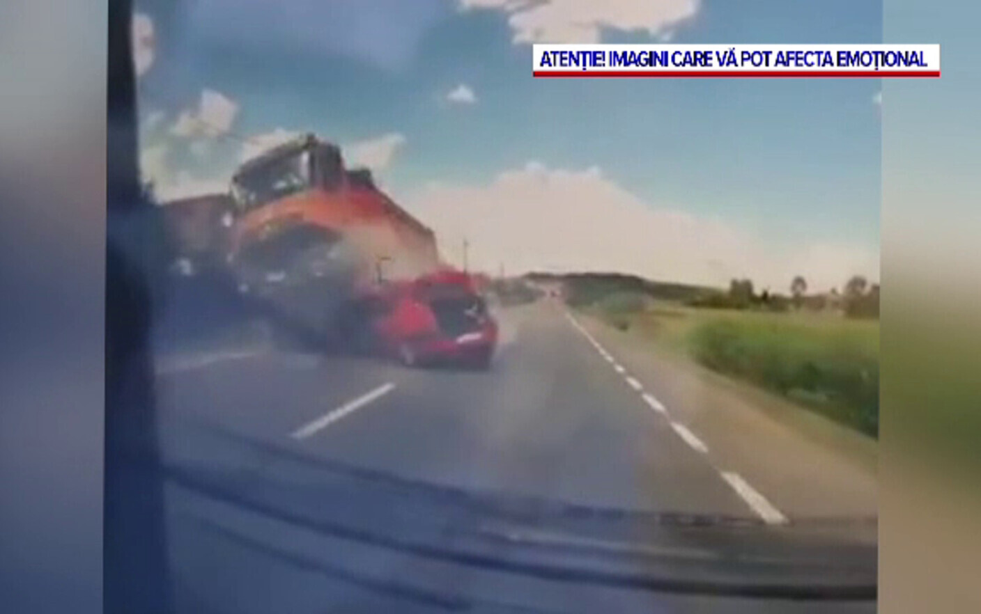 Momentul in care o familie este spulberata de un camion in Cluj, surprins de o camera de bord
