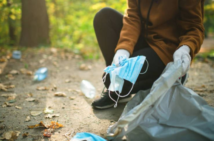 Cât de periculoase sunt măștile de protecție aruncate la întâmplare. Semnal de alarmă tras de medici și activiști