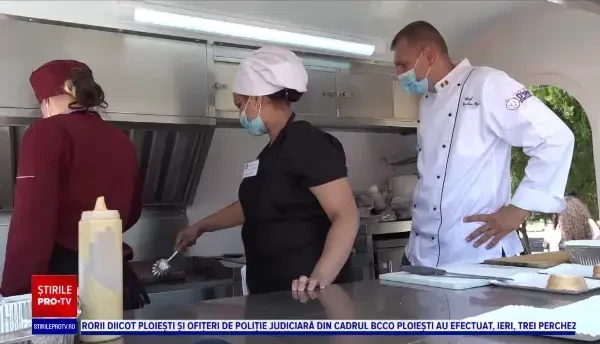 Metoda găsită de câțiva elevi din Oradea pentru a promova învățământul dual. Trecătorii s-au putut bucura de mâncare gratis