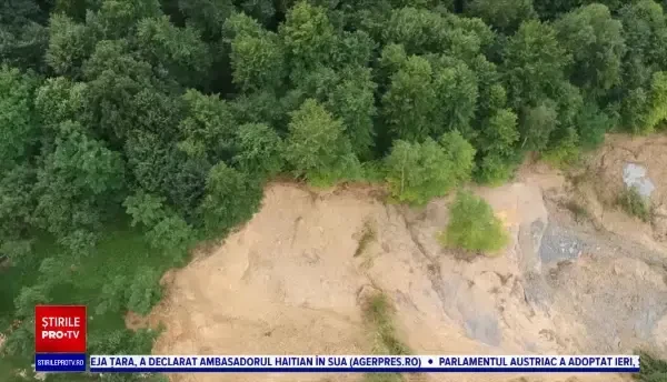 O alunecare de teren a făcut ravagii într-o comună din Prahova. Două case s-au prăbușit: ”Nu avem nicio putere”