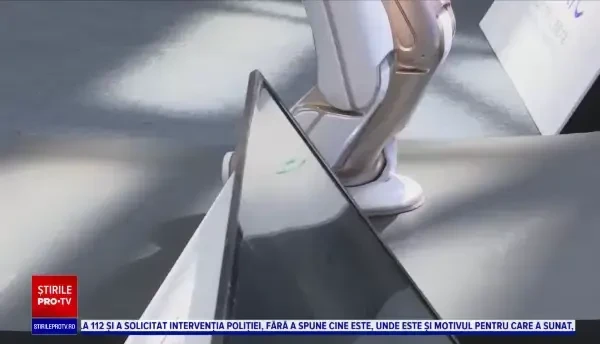 Roboți care joacă șah, fac masaj sau udă flori, prezentați la Conferința Mondială de Inteligență Artificială din Shanghai