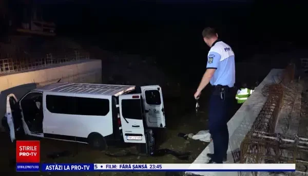 Accident grav în Maramureș. Un microbuz cu muncitori români din Germania a căzut într-o groapă