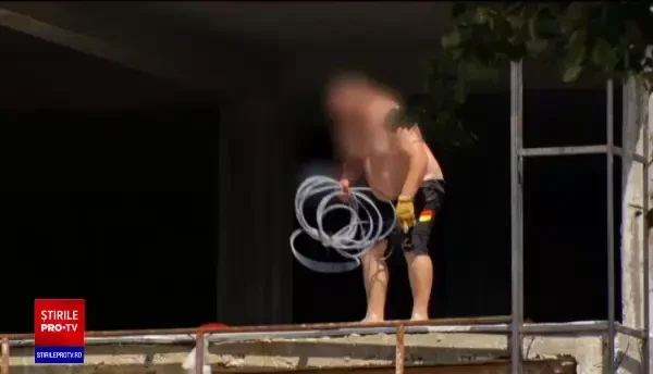 Panică în Ploiești, după ce un individ s-a urcat pe o clădire și a început să arunce cu bucăți de metal și cărămizi