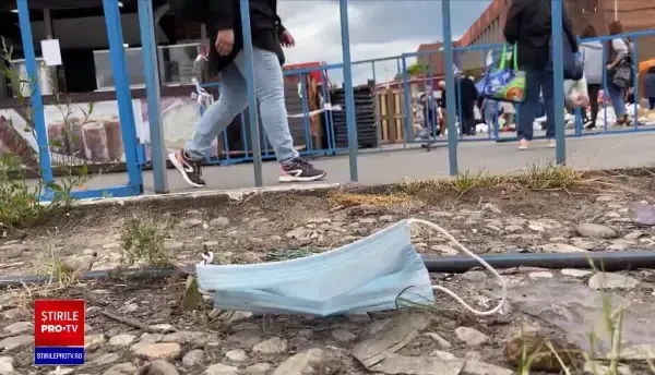 Cât de periculoase sunt măștile de protecție aruncate la întâmplare. Semnal de alarmă tras de medici și activiști