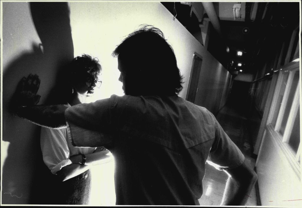 Profesorul din Neamț dat afară pentru că cerea poze nud unei eleve, repus pe funcție de instanță. Va primi și bani retroactiv