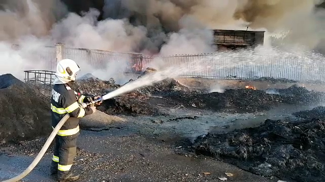 Incendiu de proporții în județul Bihor. Depozit de materiale, de 8.000 de metri pătrați, cuprins de flăcări