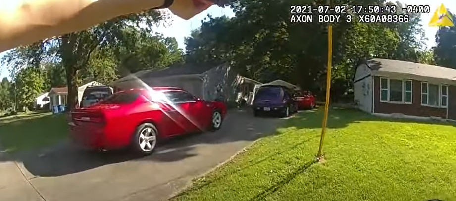 Momentul emoționant în care o fetiță de 6 ani, răpită din fața casei, este salvată de polițiști. VIDEO