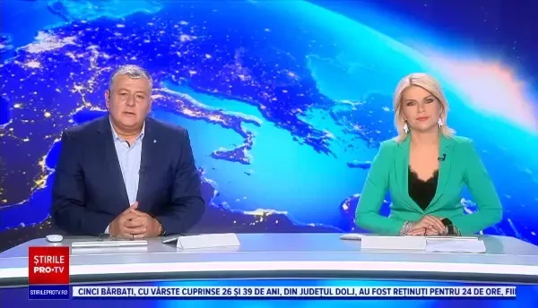 Un bărbat la bustul gol s-a urcat pe acoperișul unei biserici din SUA și a dat foc crucii