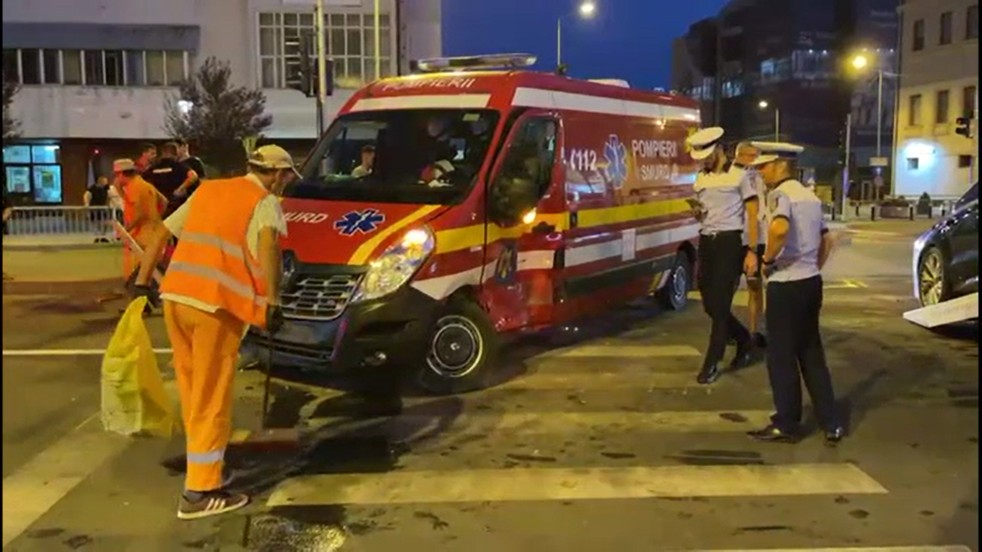 Accident grav în Craiova între o mașină și o autospecială de pompieri. O persoană a ajuns la spital