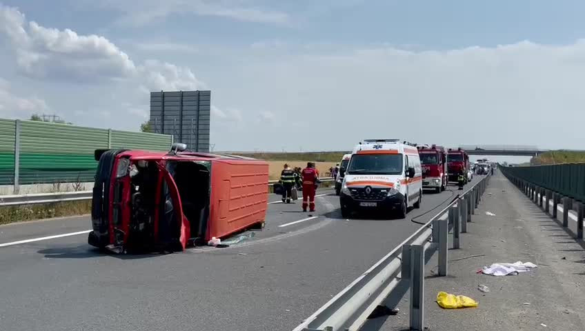 Un microbuz cu nouă persoane s-a răsturnat pe A1