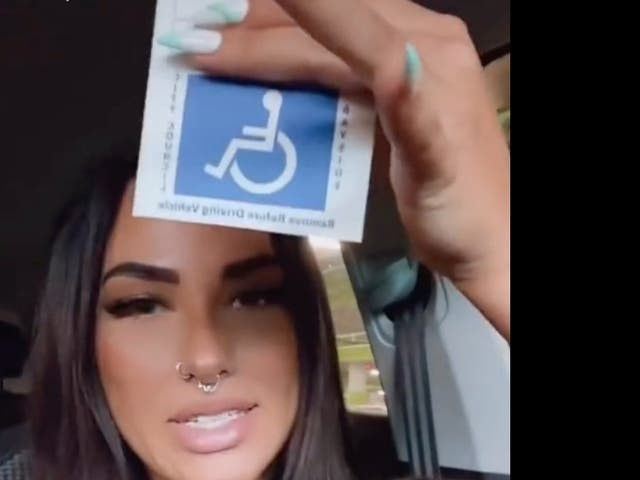 Ce a făcut o femeie după ce a fost certată că a parcat pe locurile destinate persoanelor cu handicap