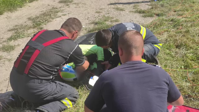 Bărbat, în stare gravă după ce s-a prăbușit cu parapanta în Neamț. A fost chemat elicopterul SMURD