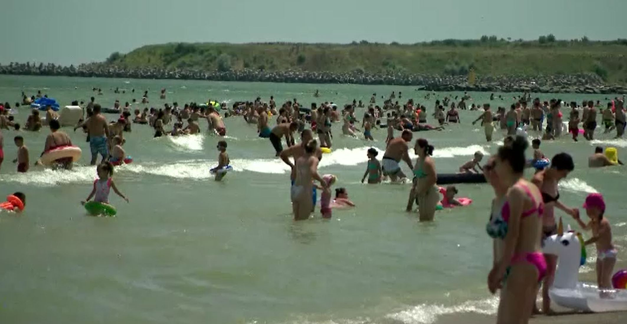 Litoralul românesc, asaltat de turiști. Cât trebuie să scoată românii din buzunar pentru un weekend la mare