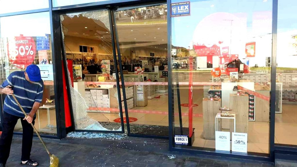 O tânără fără permis a intrat cu mașina în ușa unui supermarket. Cum a încercat să o ajute prietena ei