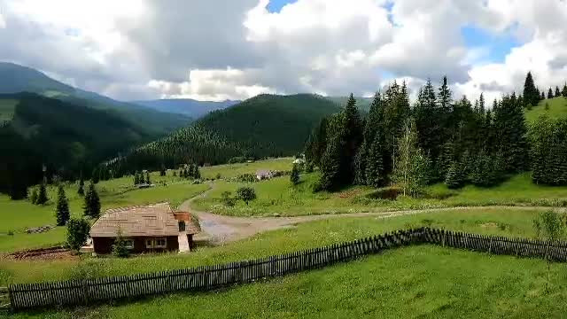Cadre parcă scoase din carțile poștale, în Bucovina. Românii adoră glampingurile și bungalourile
