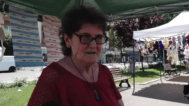 Vinde bijuterii făcute manual ca să întrețină adăpostul de câini abandonați pe care îl are acasă