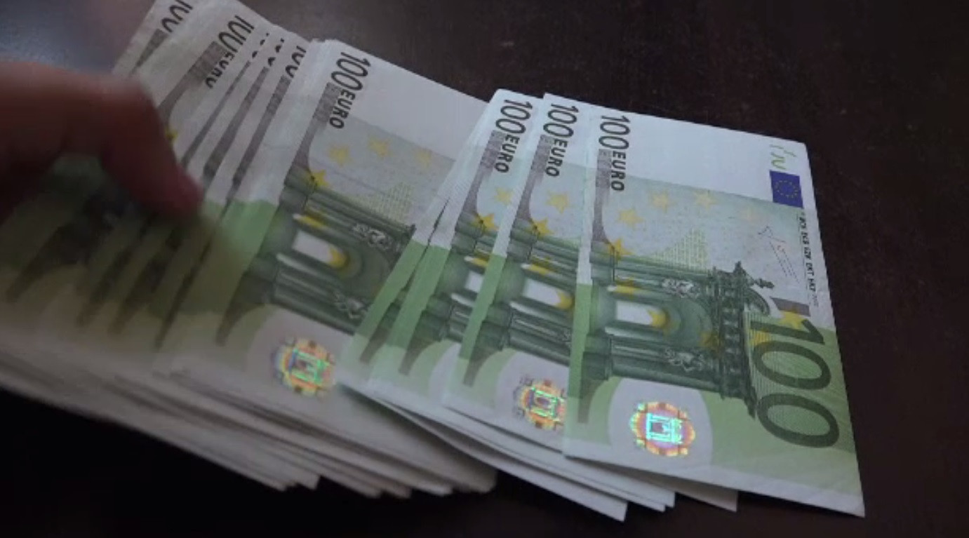 100 de oameni din Neamț au fost păcăliți că vor merge într-un pelerinaj în Franța. Au dat 28.000 de euro