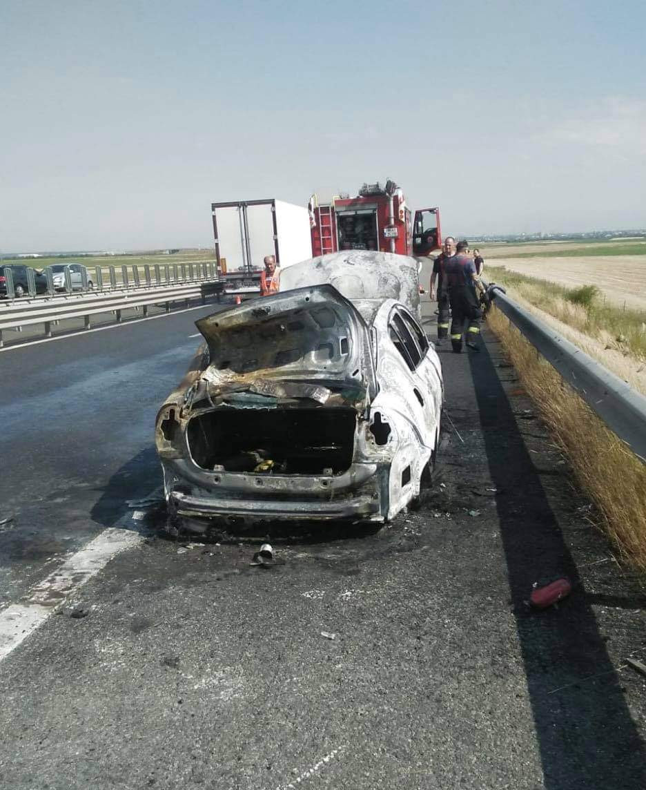 O mașină a ars complet pe A1. Traficul s-a desfășurat pe o singură bandă. VIDEO