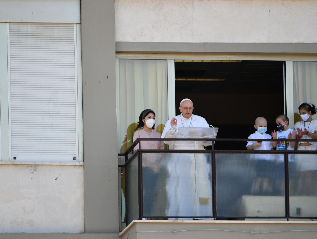 Prima apariție publică a papei Francisc după operație. Suveranul pontif a ținut slujba de la balconul spitalului