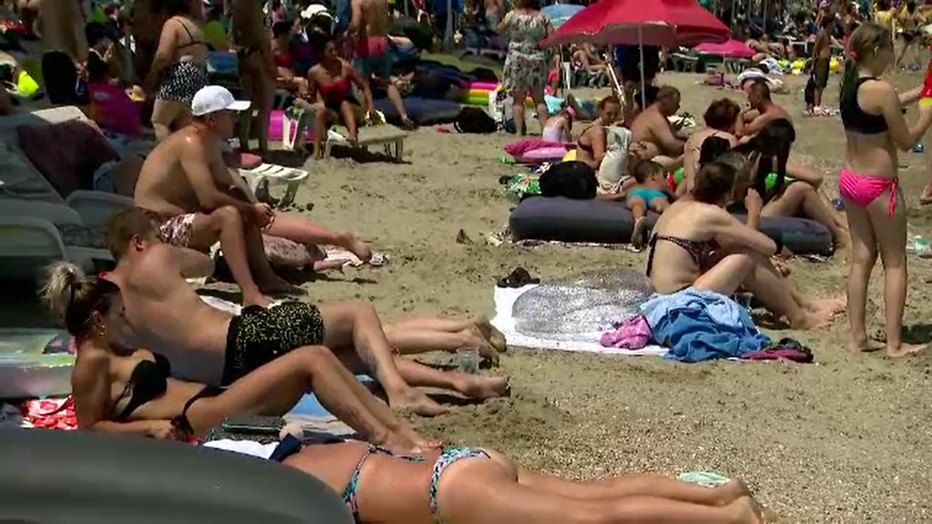 Turiștii au început să testeze celebrele plaje extinse de la Mamaia. Părerile sunt împărțite