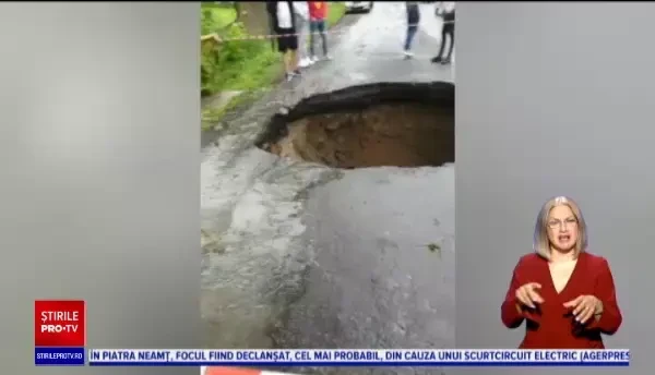 Ploile torențiale au făcut ravagii în mai multe zone din țară. Un drum național s-a surpat