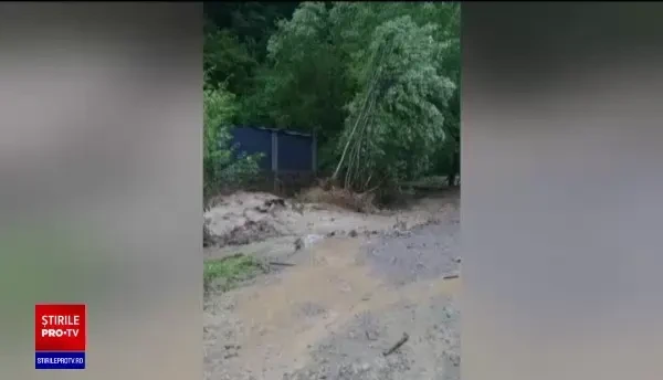 Mai multe zone din România, devastate de ploile abundente. Oamenii au fost avertizați prin RO-Alert