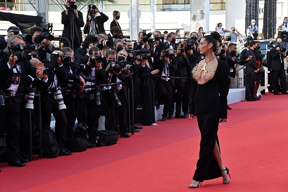 Bella Hadid, apariție spectaculoasă pe covorul roșu de la Cannes. GALERIE FOTO