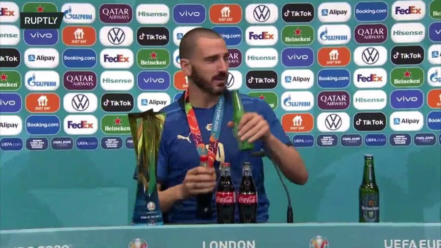 Video. Leonardo Bonucci, show la conferința de presă: ce a făcut cu sticlele de băutură