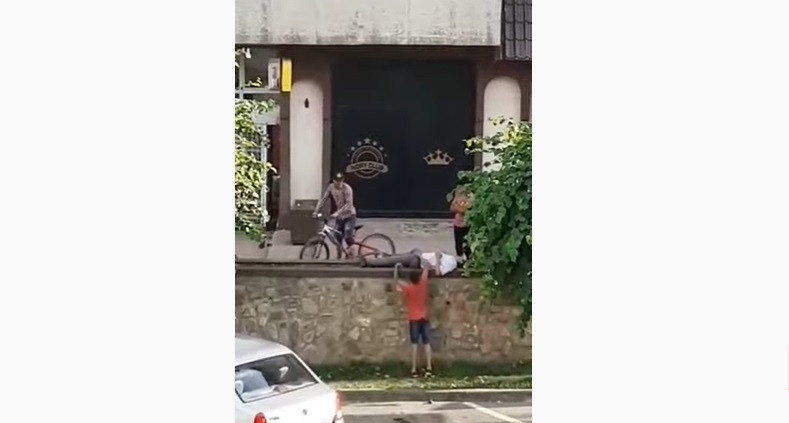 Adolescenți filmați în timp ce încercau să jefuiască un bărbat care se odihnea la umbră. VIDEO