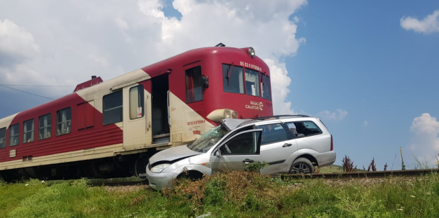 Un ieșean a sărit din mașină înainte de a fi loviți de tren și și-a lăsat soția în urmă. Femeia a scăpat ca prin miracol